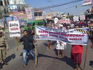 Ratusan Warga Tuntut Median Jalan Telan Banyak Korban Dibongkar