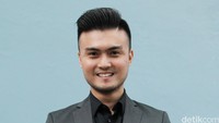 Pria yang terkenal dengan kumis tipis ini malahan juga jadi pengacara artis Sheila Marcia. Pool/Ismail/detikFoto.