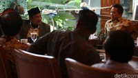 Ketua Komite Ekonomi dan Industri Nasional (KEIN) Soetrisno Bachir beserta anggota KEIN bertemu dengan Presiden Indonesia ke 3 di Kediaman Patra Kuningan, Jakarta, Rabu (27/4/2016).