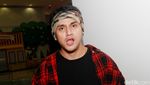 Gaya Kece Vicky Nitinegoro Berkemeja Flanel