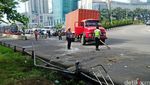 Mobil Boks Terguling di Depan Mal Taman Anggrek Berhasil Dievakuasi