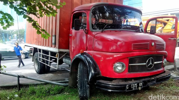 Mobil Boks Terguling di Depan Mal Taman Anggrek Berhasil Dievakuasi