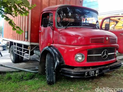 Mobil Boks Terguling di Depan Mal Taman Anggrek Berhasil Dievakuasi