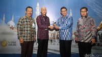 (kiri-kanan) Direktur Operasi Garuda Novianto Herupratomo, Direktur Niaga Garuda Indonesia Agus Toni Soetirto, Menteri Agama Lukman Hakim Saifudin dan Dirjen Penyelenggaraan Haji dan Umrah Abdul Djamil saat meresmikan penerbangan pedana Garuda Indonesia Jakarta-Madinah di Bandara Soekarno-Hatta, Tangerang, Rabu (27/4).