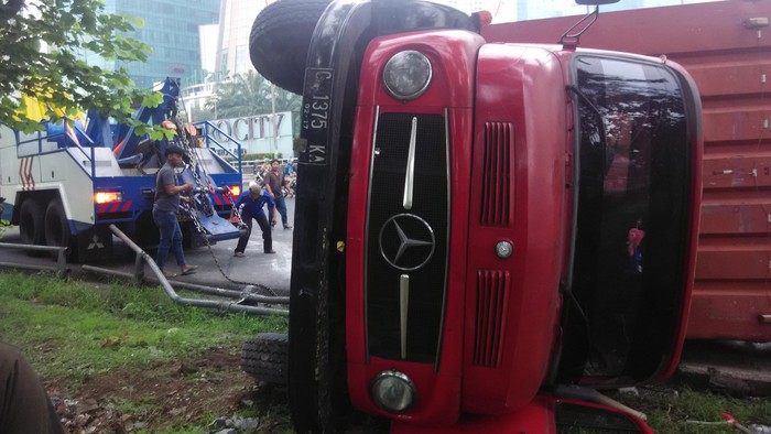 Pintu Exit Tol Depan Taman Anggrek Ditutup, Antrean Mobil Mengular