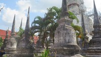 Memasuki komplek vihara, ada stupa-stupa yang berdekatan satu sama lain. Banyak stupa dibangun pada tahun Buddhis 1770, sekarang tahun Buddhis 2560 (Sukma/detikTravel)