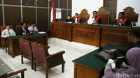 Dalam sidang perdana ini majelis hakim memutuskan kedua pihak harus menjalani mediasi selama 30 hari ke depan.