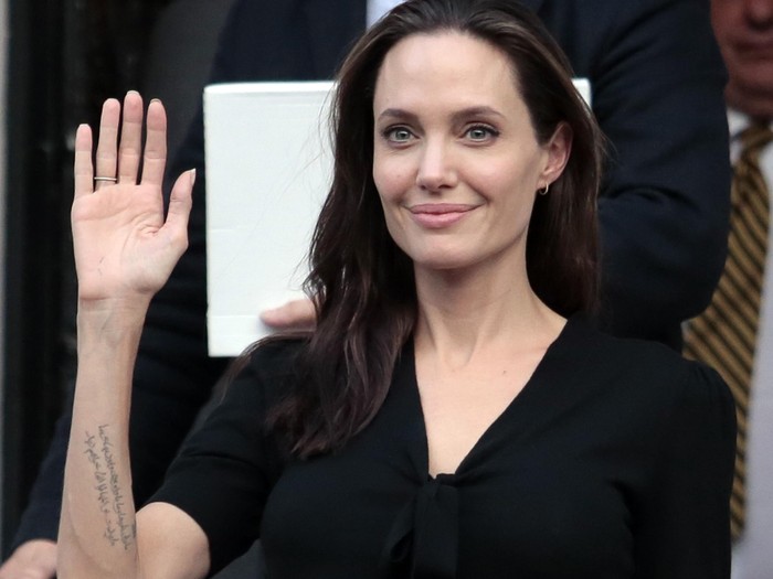 Belum Resmi Cerai dari Brad Pitt Angelina  Jolie  Kencani 