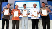 BCA mengambil langkah strategis demi memberikan kemudahan dan kenyamanan wajib pajak dalam membayar PKB melalui kerja sama dengan Samsat Jawa Barat, Dinas Pendapatan Provinsi Jawa Barat, Kepolisian Daerah Jawa Barat, dan Jasa Raharja Jawa Barat. Pool/dok. BCA.