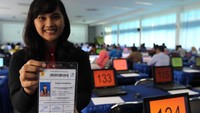 Seorang pelamar menunjukan kartu mengikuti tes rekrutmen di PLN. Agus Trimukti/Humas PLN.