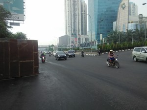 Petugas Masih Evakuasi Truk yang Terguling di Depan Mall Taman Anggrek