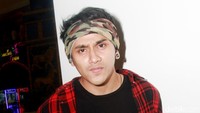 Headband army jadi hiasan di kepalanya. Pool/Gus Mun/detikFoto.