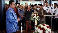 Para calon jamaah umroh yang merupakan penumpang pertama yang menggunakan penerbangan perdana Garuda Indonesia Jakarta-Madinah menyimak sambutan Menag Lukman Hakim.