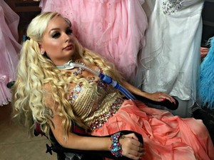 Jasmin, Wanita Barbie Pertama di Dunia yang Hampir Seluruh Tubuhnya Lumpuh