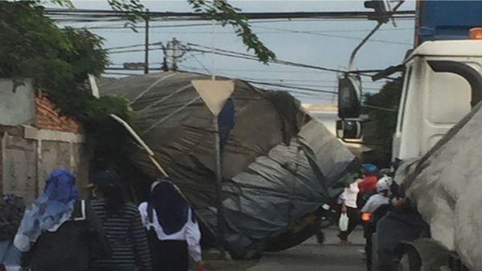Truk Terperosok di Jalan Raya Bekasi, Lalin Macet 4 Km