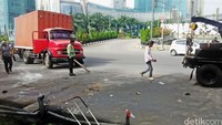 Petugas berhasil mengevakuasi mobil boks tersebut.