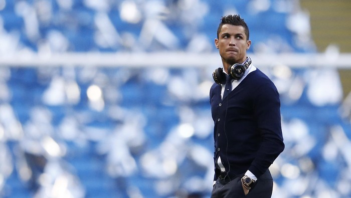 Football Soccer - Manchester City v Real Madrid - UEFA Champions League Semi Final First Leg - Etihad Stadium, Manchester, England - 26/4/16
Real Madrids Cristiano Ronaldo walks on the pitch before the game
Reuters / Phil Noble
Livepic
EDITORIAL USE ONLY.