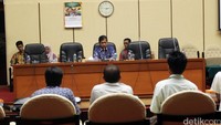 Wakil Ketua Komisi IV Viva Yoga Mauladi menerima Serikat Nelayan Lontar Banten Fahruri di ruang rapat Komisi IV, Komplek Parlemen Senayan, Jakarta, Kamis (28/4/2016).