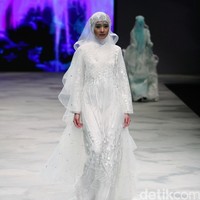 Oki setiana Dewi Bridal Fairy Tale Indonesia Fashion Week 2016 at Jakarta Convention Center. Senayan. Jakarta. [Foto: Mohammad Abduh/Wolipop]