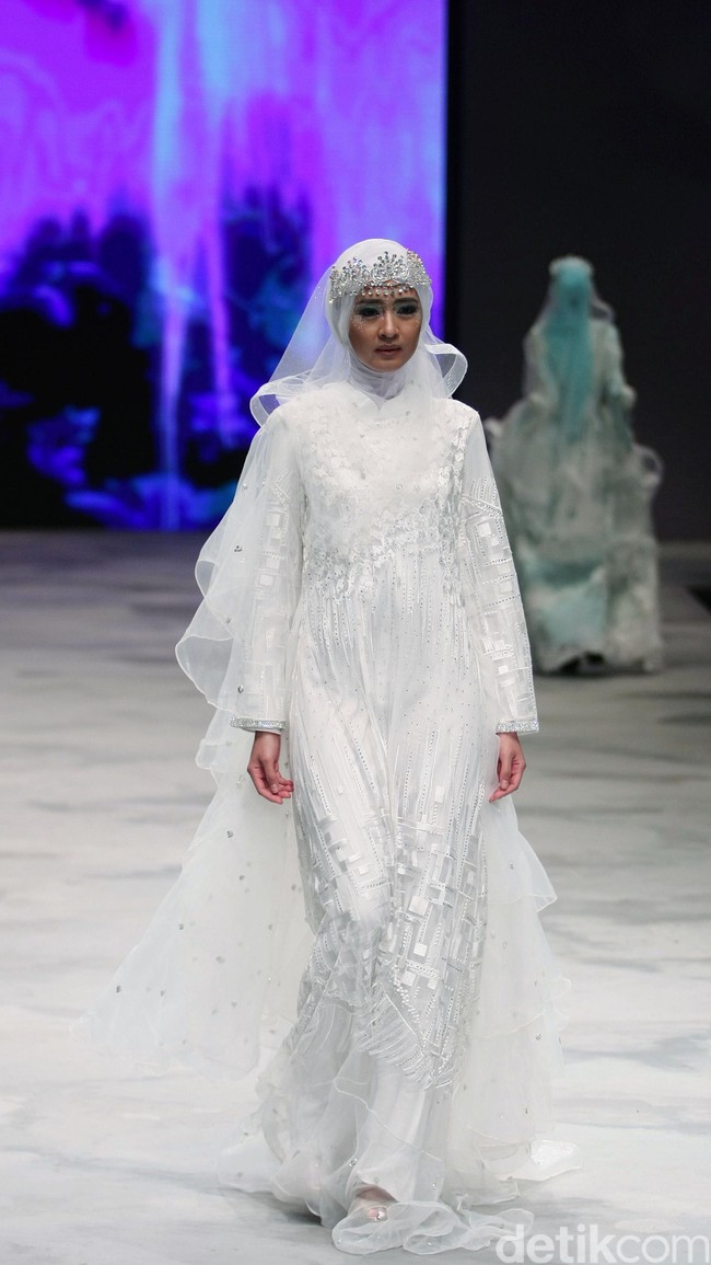Oki setiana Dewi Bridal Fairy Tale Indonesia Fashion Week 2016 at Jakarta Convention Center. Senayan. Jakarta. [Foto: Mohammad Abduh/Wolipop]