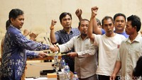 Ketua Serikat Nelayan Lontar Banten Fahruri menyerahkan surat peryataan Wakil Ketua Komisi IV Viva Yoga Mauladi disela pertemuan.