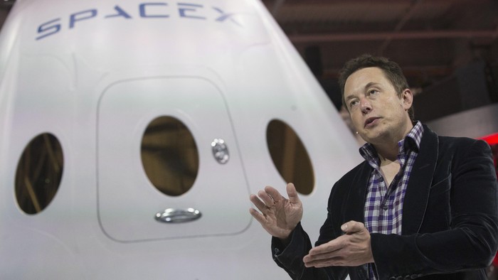 SpaceX CEO Elon Musk speaks after unveiling the Dragon V2 spacecraft in Hawthorne, California May 29, 2014. Space Exploration Technologies announced April 27, 2016, it will send uncrewed Dragon spacecraft to Mars as early as 2018, a first step in company founder Elon Musks goal to fly people to another planet. REUTERS/Mario Anzuoni/File Photo