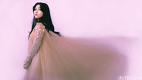 Isyana lahir di Bandung pada 2 Mei 1993. (Wardrobe: Mel Ahyar)