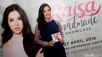 Raisa berpose sambil memegang album barunya. Pool/Gus Mun/detikFoto.