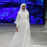 Oki setiana Dewi Bridal Fairy Tale Indonesia Fashion Week 2016 at Jakarta Convention Center. Senayan. Jakarta. [Foto: Mohammad Abduh/Wolipop]