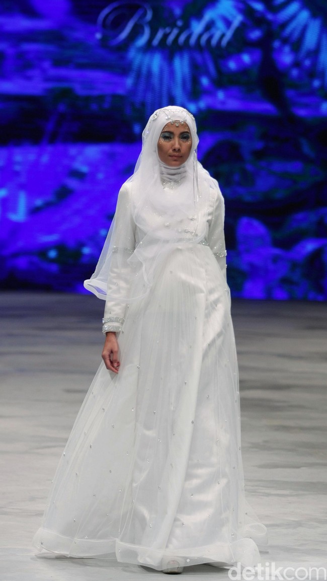 Oki setiana Dewi Bridal Fairy Tale Indonesia Fashion Week 2016 at Jakarta Convention Center. Senayan. Jakarta. [Foto: Mohammad Abduh/Wolipop]