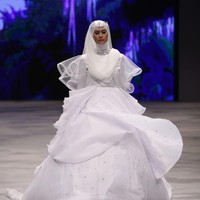 Oki setiana Dewi Bridal Fairy Tale Indonesia Fashion Week 2016 at Jakarta Convention Center. Senayan. Jakarta. [Foto: Mohammad Abduh/Wolipop]