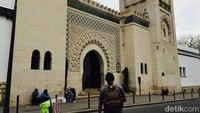 Terletak di jantung Prancis, yaitu Paris, terdapat masjid cantik bernama Great Mosque of Paris. Di sini, traveler bisa melihat nuansa islami dengan sentuhan Eropa. Lihat saja, nuansanya tenang nan klasik menjadi satu (Niken/detikTravel)