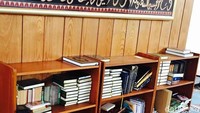 Seperti kebanyakan masjid, di sini juga terdapat banyak buku bacaan Islam dan Alquran. Siapa saja yang ingin membaca, bisa langsung menuju rak buku ini (Niken/detikTravel)