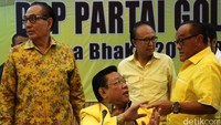 Aburizal Bakrie berbincang dengan Agung Laksono disela-sela rapat.