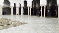 Area masjid ini sekitar 1 hektar. Selain bangunan ibadah, di sini juga ada kafe, restoran dan toko yang menyediakan makanan serta barang halal (Niken/detikTravel)