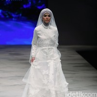 Oki setiana Dewi Bridal Fairy Tale Indonesia Fashion Week 2016 at Jakarta Convention Center. Senayan. Jakarta. [Foto: Mohammad Abduh/Wolipop]