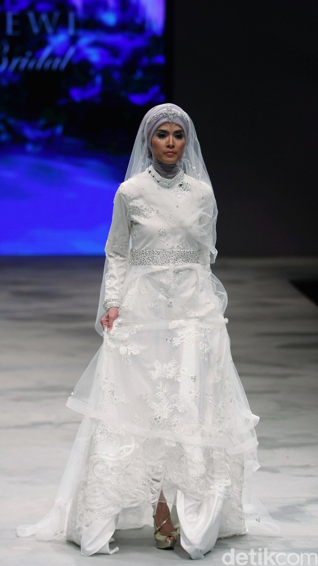Oki setiana Dewi Bridal Fairy Tale Indonesia Fashion Week 2016 at Jakarta Convention Center. Senayan. Jakarta. [Foto: Mohammad Abduh/Wolipop]