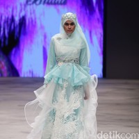 Oki setiana Dewi Bridal Fairy Tale Indonesia Fashion Week 2016 at Jakarta Convention Center. Senayan. Jakarta. [Foto: Mohammad Abduh/Wolipop]