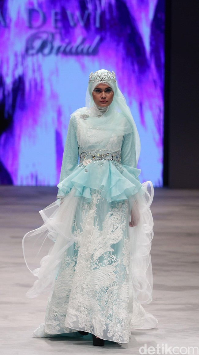 Oki setiana Dewi Bridal Fairy Tale Indonesia Fashion Week 2016 at Jakarta Convention Center. Senayan. Jakarta. [Foto: Mohammad Abduh/Wolipop]