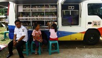 Perpustakaan keliling dihadirkan di Rusun Cibesel agar anak-anak gemar membaca buku dan memiliki pengetahuan yang luas.