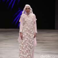 Oki setiana Dewi Bridal Fairy Tale Indonesia Fashion Week 2016 at Jakarta Convention Center. Senayan. Jakarta. [Foto: Mohammad Abduh/Wolipop]