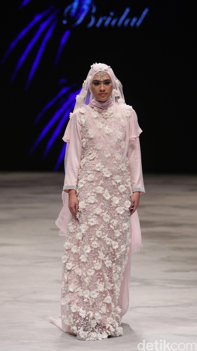 Oki setiana Dewi Bridal Fairy Tale Indonesia Fashion Week 2016 at Jakarta Convention Center. Senayan. Jakarta. [Foto: Mohammad Abduh/Wolipop]