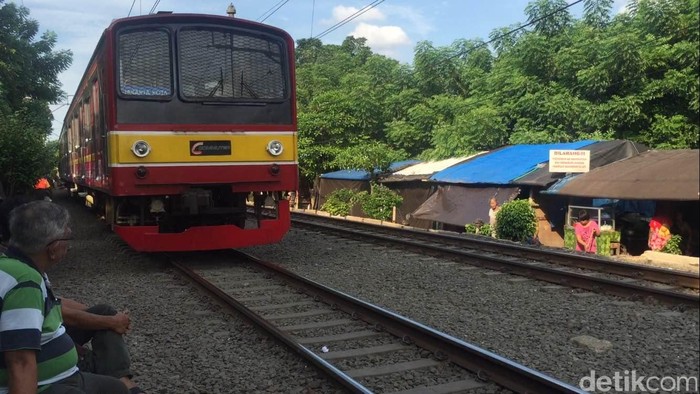 Listrik Aliran Atas Tersambar Petir, KRL Jakarta-Bekasi Terganggu