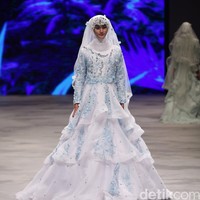 Oki setiana Dewi Bridal Fairy Tale Indonesia Fashion Week 2016 at Jakarta Convention Center. Senayan. Jakarta. [Foto: Mohammad Abduh/Wolipop]