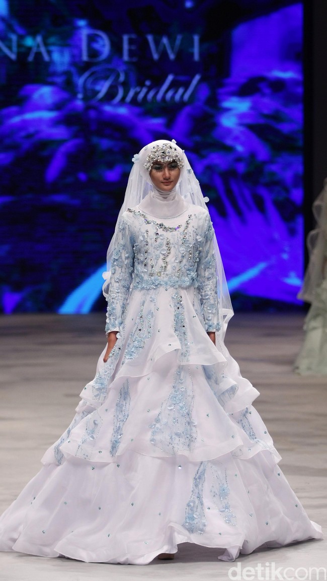 Oki setiana Dewi Bridal Fairy Tale Indonesia Fashion Week 2016 at Jakarta Convention Center. Senayan. Jakarta. [Foto: Mohammad Abduh/Wolipop]