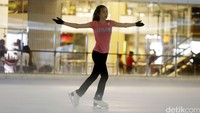 Peserta melakukan sesi latihan sebelum mengikuti kejuaraan, di SKYRINK, Mall Taman Anggrek, Jakarta, Kamis (28/04/2016).