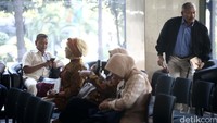 Ferrial Sofyan tampak membawa amplop cokelat.