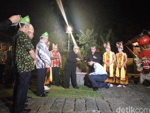 Pertama di Indonesia, Wisuda Sekolah Pilot Dilakukan Secara Adat