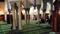 Seperti masjid di Indonesia, karpetnya berwarna hijau dan memiliki motif yang bisa membantu meluruskan shaf. Saat ke sini, sempatkan untuk beribadah ya (Niken/detikTravel)