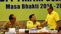 Ketua Umum Golkar Aburizal Bakrie berjabat tangan dengan Wakil Ketua Umum Golkar Agung Laksono.